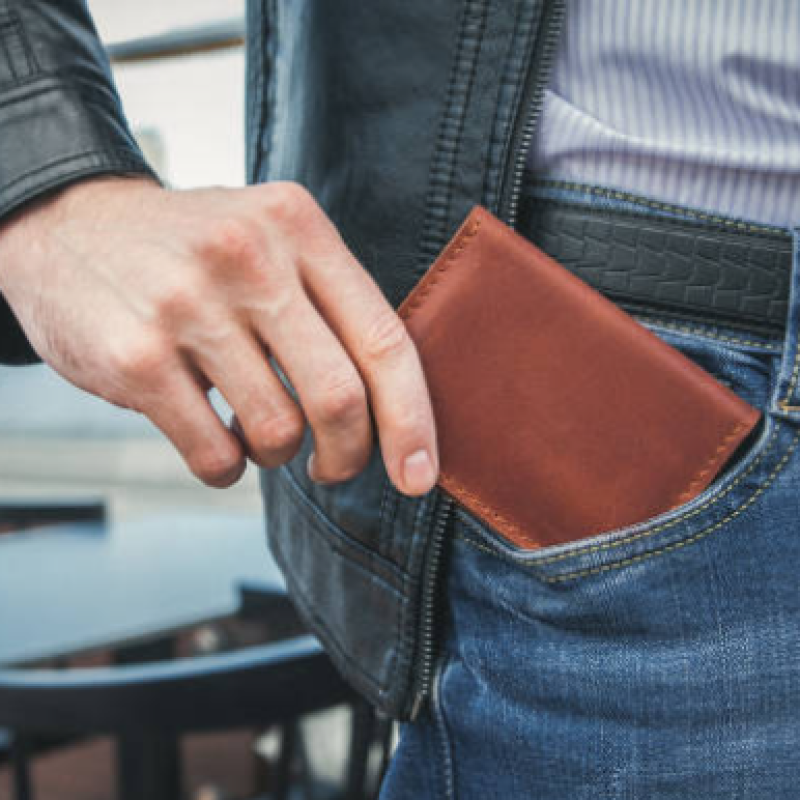 Unlock the secrets to finding the ideal men's wallet with these expert tips!